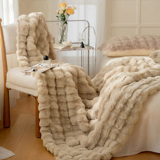 Cozy Faux Fur Throw Blanket with Soft Velvet for Winter