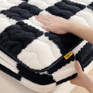 Milk Velvet Mattress Cover – Pet-Friendly & Machine Washable