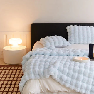 Cozy Faux Fur Throw Blanket with Soft Velvet for Winter