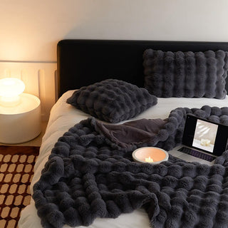 Cozy Faux Fur Throw Blanket with Soft Velvet for Winter