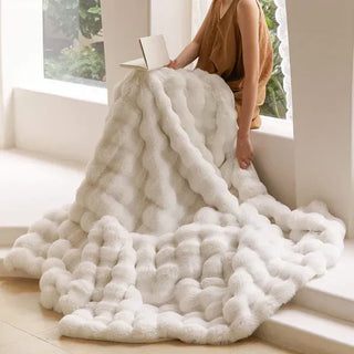 Plush Wavy Faux Fur Blanket with Anti-Lumping Warmth