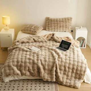 Cozy Faux Fur Throw Blanket with Soft Velvet for Winter
